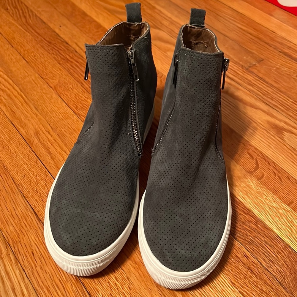 Women’s Steve Madden leather sneaker